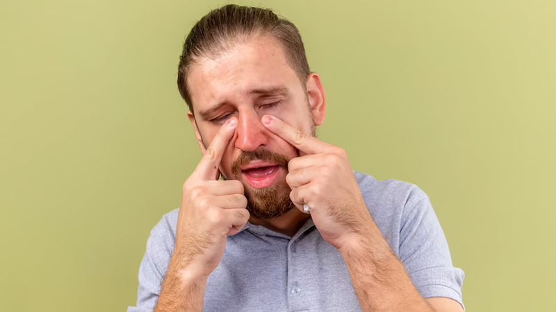 Mụn trong mũi có thể do môi trường ô nhiễm, khói bụi nhiều, chế độ sinh hoạt kém khoa học,...