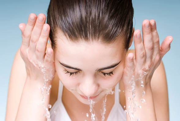 Rửa mặt hai lần mỗi ngày và giữ cho làn da luôn sạch sẽ