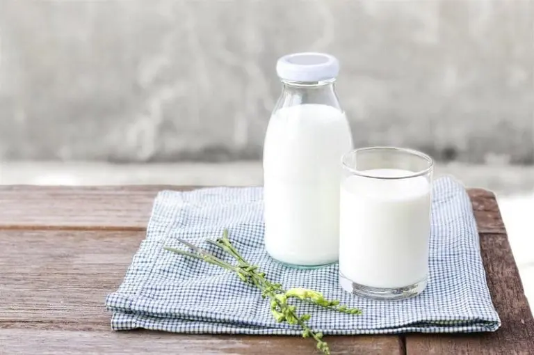 Sữa chua uống có dạng lỏng, được đóng chai để tiện mang đi